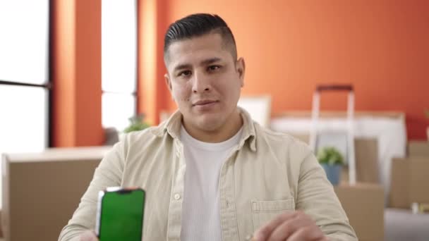 Mladý Hispánec Ukazuje Obrazovku Smartphone Drží Klíče Novém Domově — Stock video
