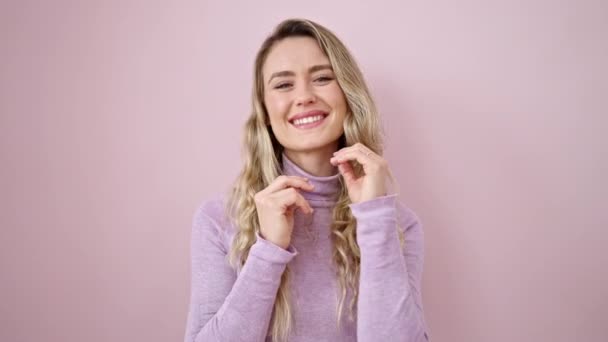 Junge Blonde Frau Lächelt Selbstbewusst Berührt Gesicht Mit Händen Über — Stockvideo
