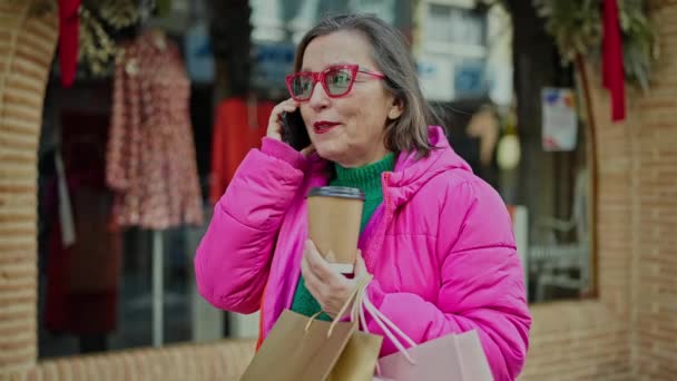 Femeie Hispanică Matură Păr Gri Zâmbind Cumpărături Vorbind Telefon Magazinul — Videoclip de stoc