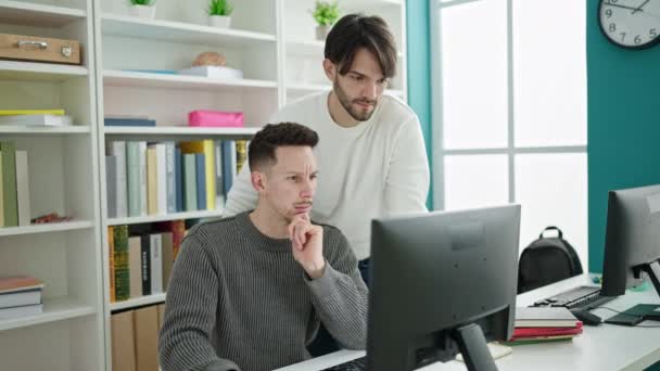 Dois Estudantes Homens Estressados Usando Computador Estudando Universidade Biblioteca — Vídeo de Stock