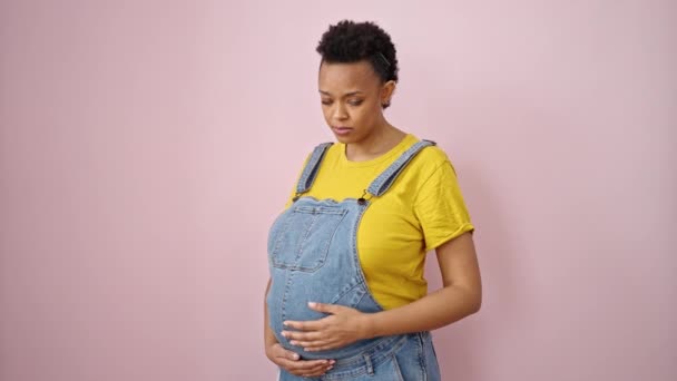 Mujer Embarazada Joven Haciendo Gesto Stop Con Mano Sobre Fondo — Vídeos de Stock