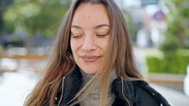 Молода Біла Жінка Посміхається Впевнено Стоячи Вулиці — стокове відео