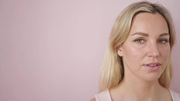 Young Blonde Woman Smiling Confident Standing Isolated Pink Background — Stockvideo
