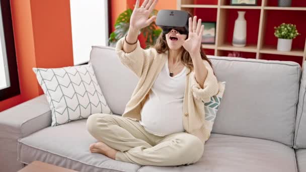 Молода Вагітна Жінка Грає Відеоігри Використовуючи Окуляри Віртуальної Реальності Вдома — стокове відео