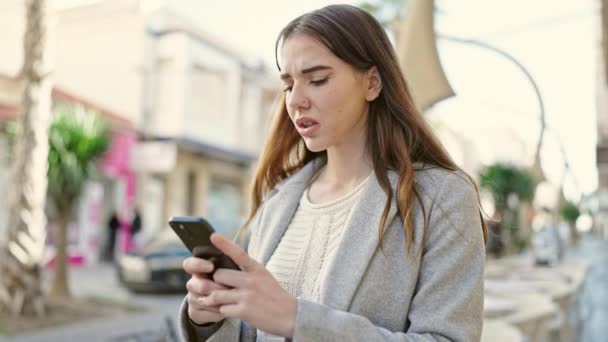 Jonge Spaanse Vrouw Met Behulp Van Smartphone Kijken Boos Straat — Stockvideo