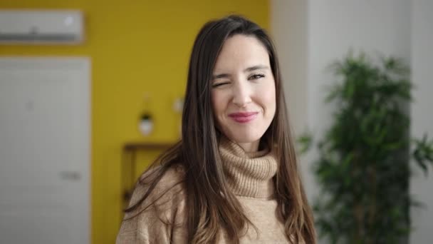 Schöne Hispanische Frau Lächelt Selbstbewusst Hause — Stockvideo