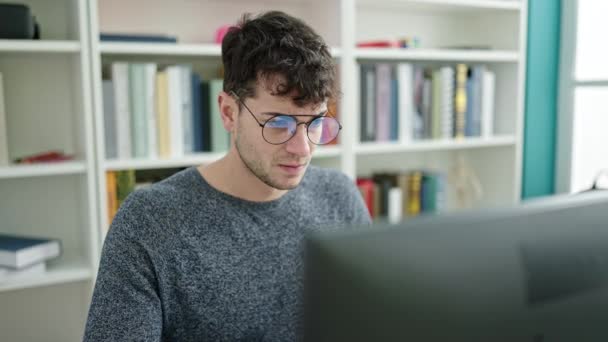 Jovem Hispânico Estudante Chateado Usando Laptop Universidade Biblioteca — Vídeo de Stock
