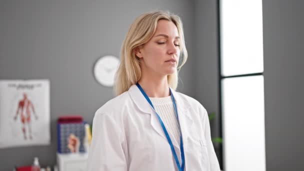 Ung Blond Kvinna Läkare Står Med Allvarliga Uttryck Bär Stetoskop — Stockvideo