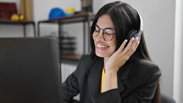 Ofiste Çalışan Bilgisayar Kulaklık Kullanan Güzel Spanyol Kadını — Stok video