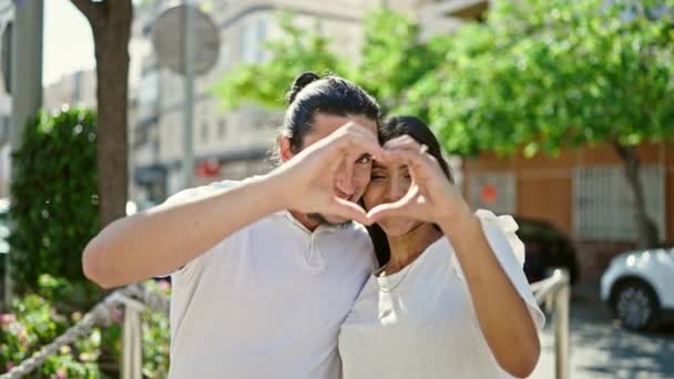 Mężczyzna Kobieta Para Stojąc Razem Robi Gest Serca Całuje Parku — Wideo stockowe