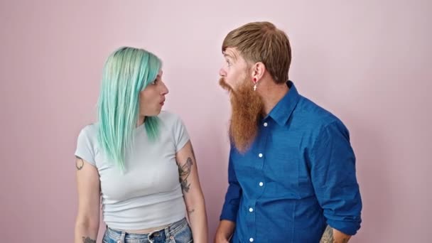 Kadın Erkek Pembe Arka Planda Birbirlerine Güvenerek Sırıtıyorlar — Stok video