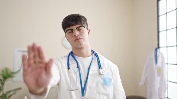 Jovem Hispânico Homem Médico Fazendo Parar Sinal Com Mão Clínica — Vídeo de Stock