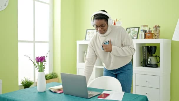 Donna Afroamericana Che Ascolta Musica Bere Una Tazza Caffè Nella — Video Stock