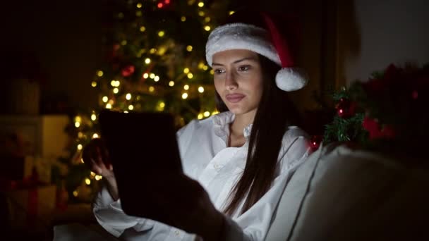 Νέα Όμορφη Ισπανόφωνη Γυναίκα Βλέποντας Βίντεο Στο Touchpad Γιορτάζει Χριστούγεννα — Αρχείο Βίντεο