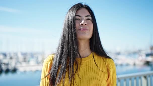 Joven Mujer Hispana Hermosa Respirando Con Los Ojos Cerrados Playa — Vídeo de stock