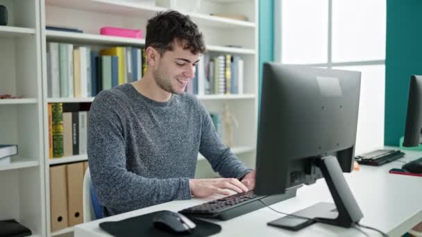 Jovem Estudante Hispânico Usando Computador Sorrindo Universidade Biblioteca — Vídeo de Stock