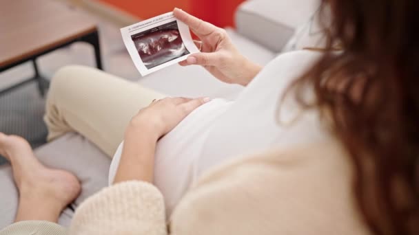 Kanepede Oturan Hamile Bir Kadın Evde Bebek Ultrasonu Var — Stok video