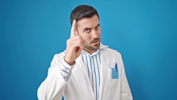 Νεαρός Ισπανός Γιατρός Στέκεται Δυστυχισμένη Έκφραση Δείχνοντας Δάχτυλο Στην Κάμερα — Αρχείο Βίντεο