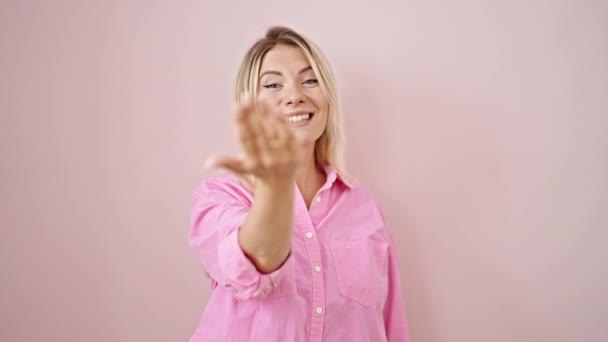 Young Blonde Woman Smiling Confident Doing Coming Gesture Hand Isolated — Stok Video