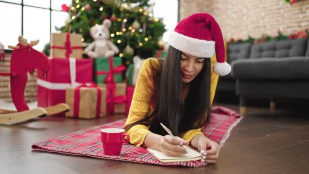 Genç Güzel Spanyol Kadın Noel Kutluyor Evdeki Defterde Yazıyor — Stok video