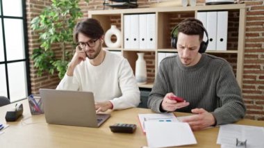 İki erkek iş ortağı ofiste beşlik çakıyor.