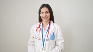 Genç, güzel İspanyol kadın doktor izole edilmiş beyaz arka planı onaylıyor.