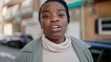 Afro-Amerikalı kadın gülümsüyor. Kendine güveniyor.