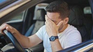 Genç İspanyol adam yolda araba sürerken strese girdi.