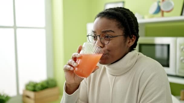 Mujer Afroamericana Bebiendo Jugo Naranja Sufriendo Por Dolor Dientes Comedor — Vídeo de stock