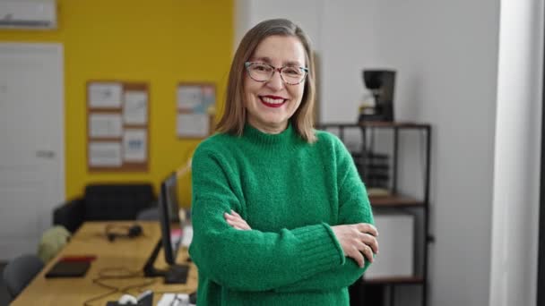 Mulher Hispânica Madura Com Cabelos Grisalhos Sorrindo Confiante Escritório — Vídeo de Stock