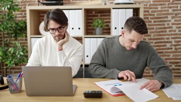 Δύο Άνδρες Επιχειρηματικοί Εταίροι Που Χρησιμοποιούν Λογιστικά Laptop Στο Γραφείο — Αρχείο Βίντεο