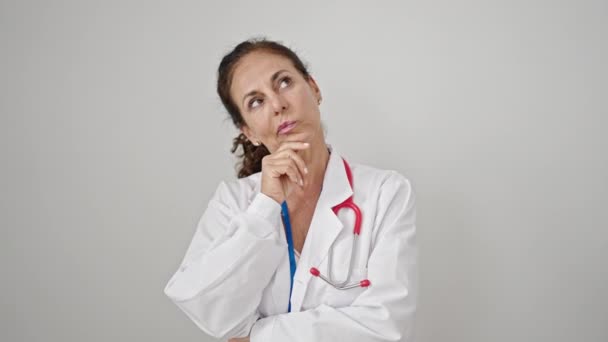 Latynoska Kobieta Średnim Wieku Lekarz Stojący Wątpliwością Myślący Białym Tle — Wideo stockowe