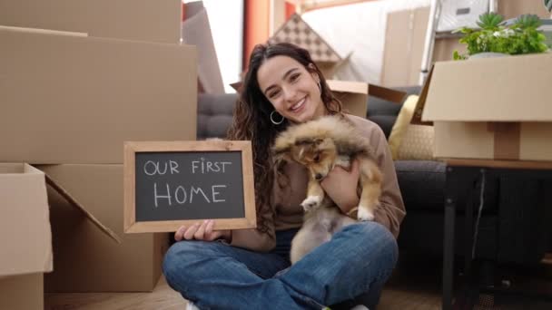 Fiatal Spanyol Kutyával Mosolygós Magabiztos Gazdaság Tábla Otthon — Stock videók
