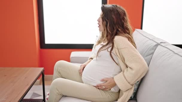 Evdeki Kanepede Oturan Hamile Bir Kadın Sırt Ağrısı Çekiyor — Stok video