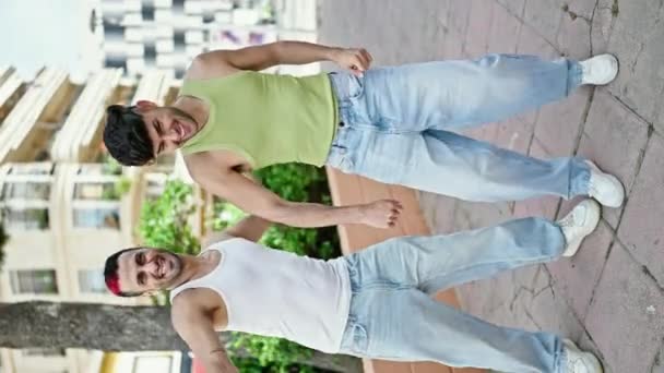 Twee Mannen Paar Glimlachen Zelfverzekerd Dansen Het Park — Stockvideo
