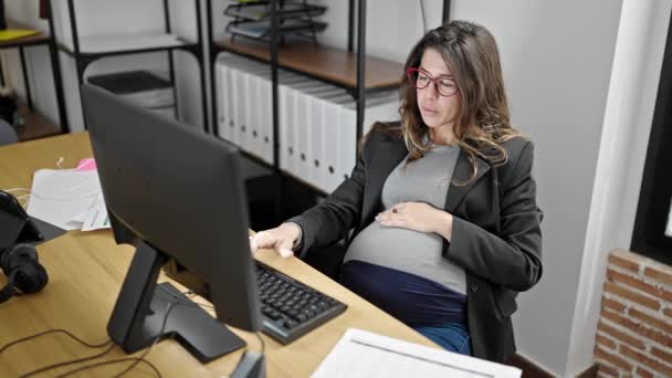 Молодая Беременная Деловая Женщина Помощью Компьютера Трогает Живот Офисе — стоковое видео