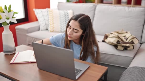 Joven Mujer Hispana Hermosa Usando Laptop Tomando Notas Casa — Vídeos de Stock