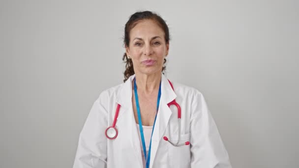 Střední Věk Hispánská Žena Lékař Dělá Palce Nahoru Přes Izolované — Stock video