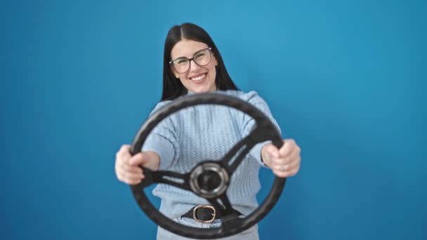 Mladá Hispánka Žena Usmívá Sebevědomě Pomocí Volantu Jako Řidič Přes — Stock video