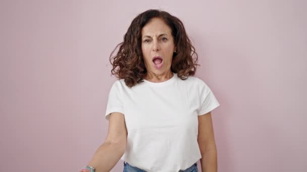 Hispanische Frau Mittleren Alters Zeigt Auf Leerstelle Mit Wütendem Gesicht — Stockvideo