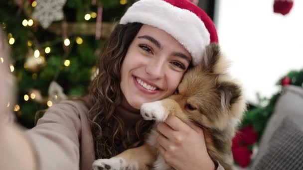 Ung Latinamerikansk Kvinna Med Hund Gör Selfie Med Kamera Firar — Stockvideo