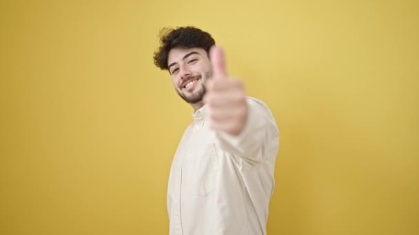 Fiatal Spanyol Férfi Mosolyog Hüvelykujjával Felfelé Izolált Sárga Háttér — Stock videók