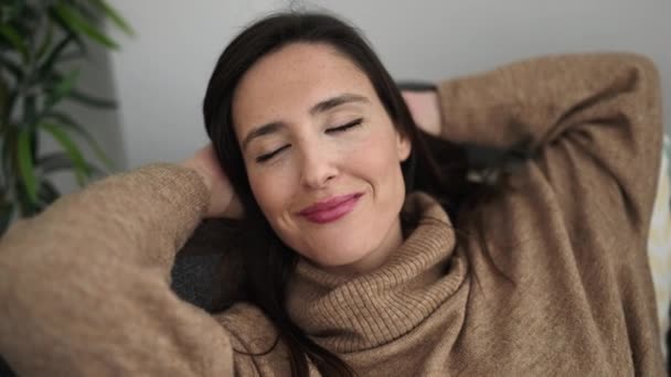 Mulher Hispânica Bonita Relaxado Com Mãos Cabeça Sentado Sofá Casa — Vídeo de Stock
