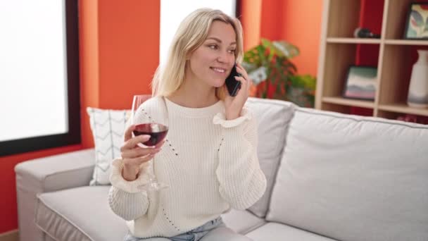 Junge Blonde Frau Telefoniert Mit Dem Smartphone Und Trinkt Hause — Stockvideo