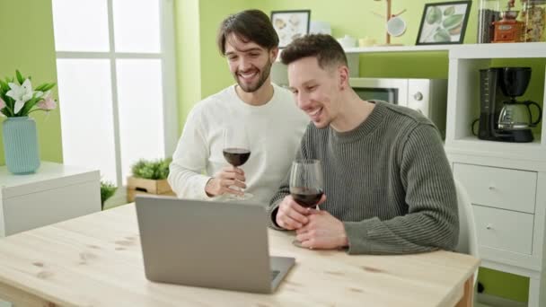 Zwei Männer Paar Mit Videoanruf Trinken Glas Wein Esszimmer — Stockvideo