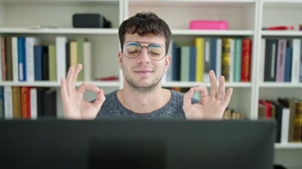 Jovem Hispânico Usando Computador Fazendo Meditação Universidade Biblioteca — Vídeo de Stock