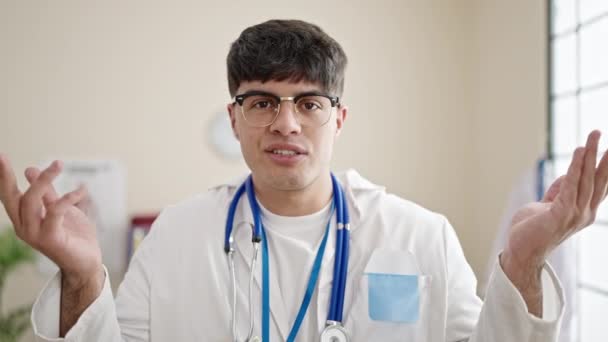 Joven Médico Hispano Enojado Diciendo Con Dedo Hablando Clínica — Vídeos de Stock