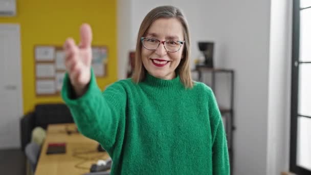 Ώριμη Ισπανόφωνη Γυναίκα Γκρίζα Μαλλιά Χαμογελαστή Αυτοπεποίθηση Προσφέροντας Χειραψία Στο — Αρχείο Βίντεο