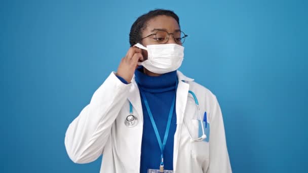 Zole Edilmiş Mavi Arka Planda Tıbbi Maske Takan Afrikalı Amerikalı — Stok video