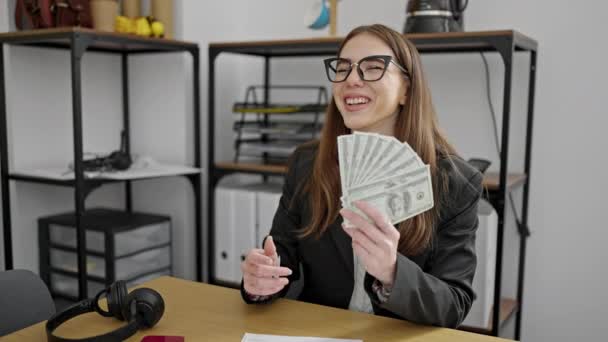Młoda Latynoska Kobieta Biznes Pracownik Rzucanie Dolarów Biurze — Wideo stockowe